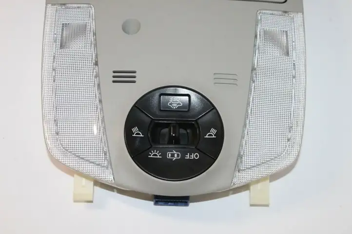 Toyota Prius (XW30) (2009 - 2015) 7563147050 Передняя подсветка — фото 3