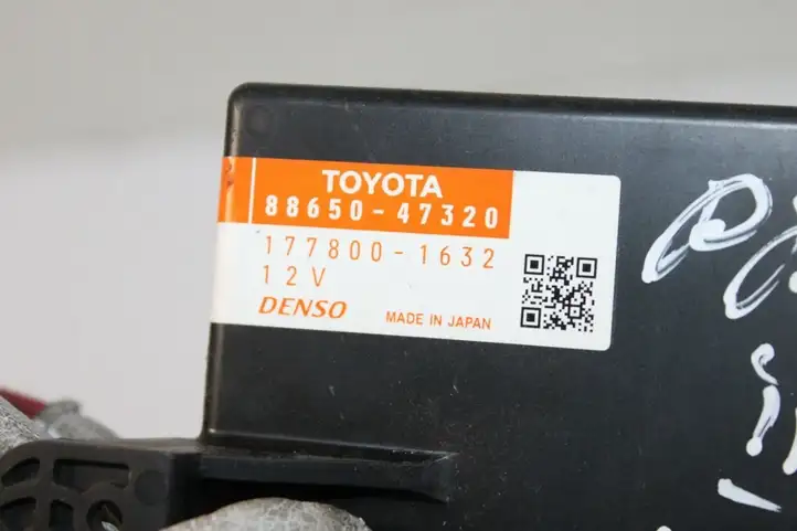 Toyota Prius (XW30) (2009 - 2015) 8865047320 Модуль управления кондиционером — фото 3