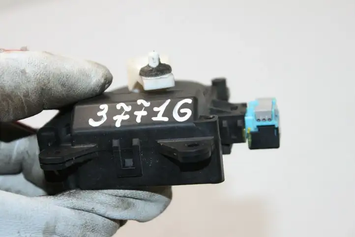 Toyota Prius (XW30) (2009 - 2015) 0638000181 Двигатель задвижки потока воздуха — фото 5