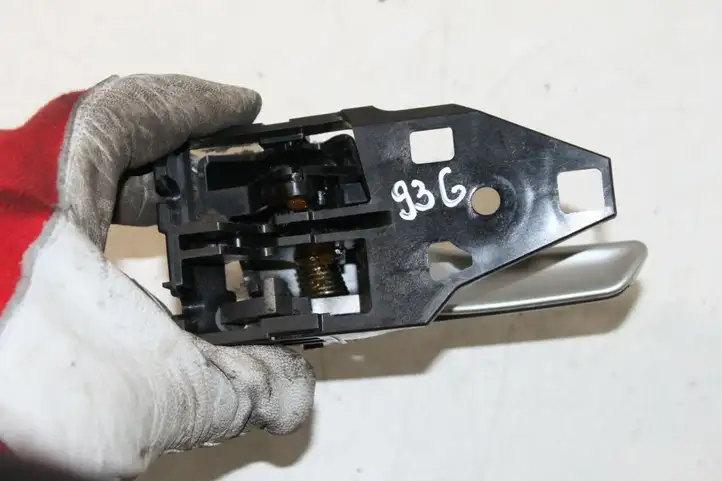 Toyota Prius (XW30) (2009 - 2015) Внутренняя ручка двери — фото 5
