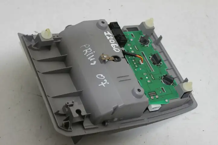 Toyota Prius (XW20) (2003 - 2009) 1D111022G Передняя подсветка — фото 5