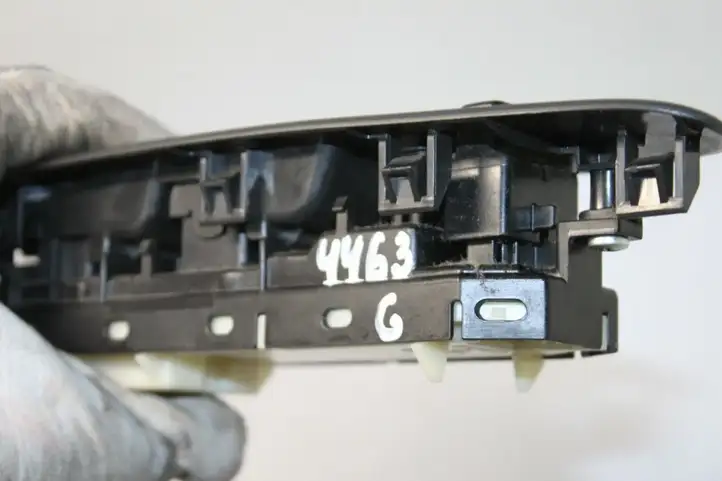 Toyota Auris 150 (2006 - 2012) 8404002100 Блок кнопок стеклоподъемников — фото 6