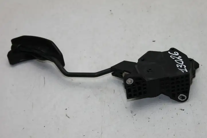 Toyota Prius (XW30) (2009 - 2015) 7811012040 Педаль акселератора — фото 5