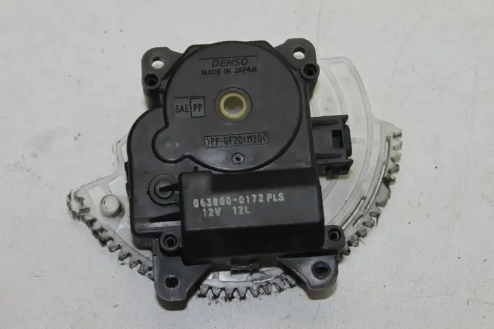 Toyota Prius (XW30) (2009 - 2015) 0638000172PLS Двигатель задвижки потока воздуха — фото 1