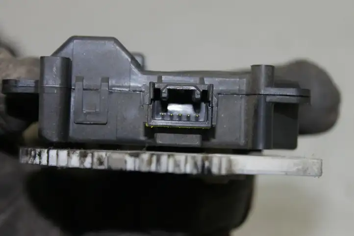Toyota Prius (XW30) (2009 - 2015) 0638000172PLS Двигатель задвижки потока воздуха — фото 3