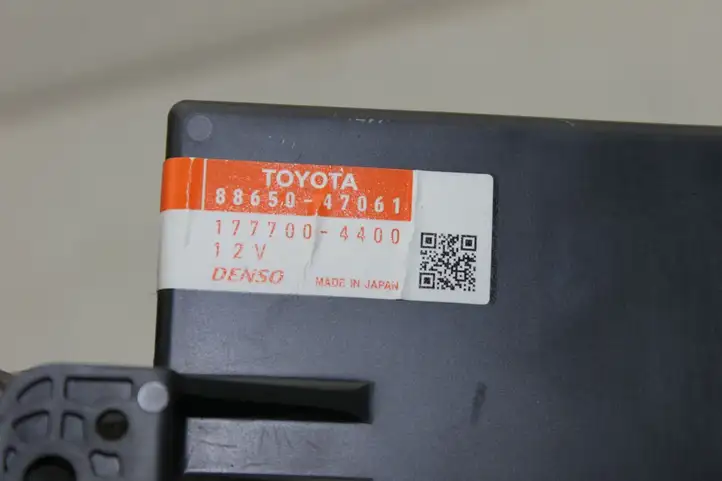 Toyota Prius (XW30) (2009 - 2015) 8865047061 Модуль управления кондиционером — фото 2
