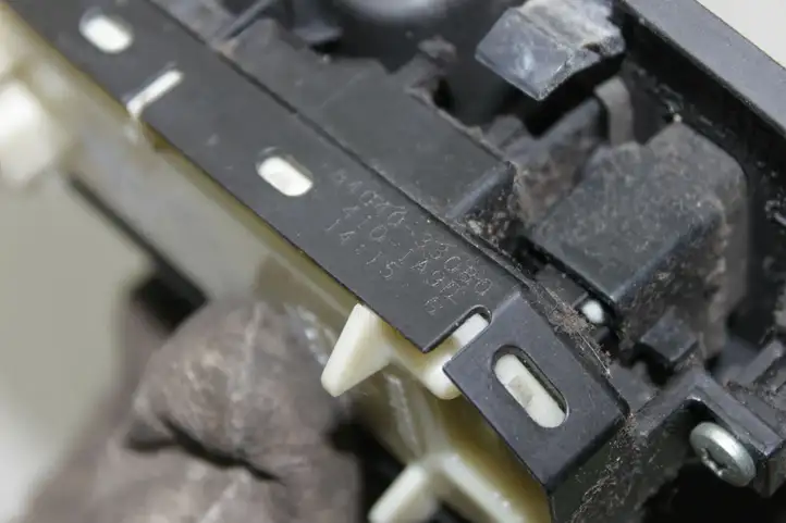Toyota Prius (XW30) (2009 - 2015) 8404033080 Кнопка стеклоподъемников — фото 5