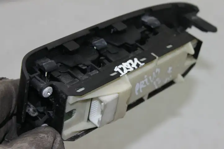 Toyota Prius (XW30) (2009 - 2015) 8404033080 Кнопка стеклоподъемников — фото 6