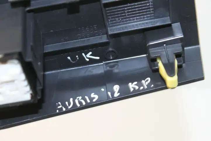 Toyota Auris E180 (2012 - 2018) 74232-02E00 Кнопка стеклоподъемников — фото 4