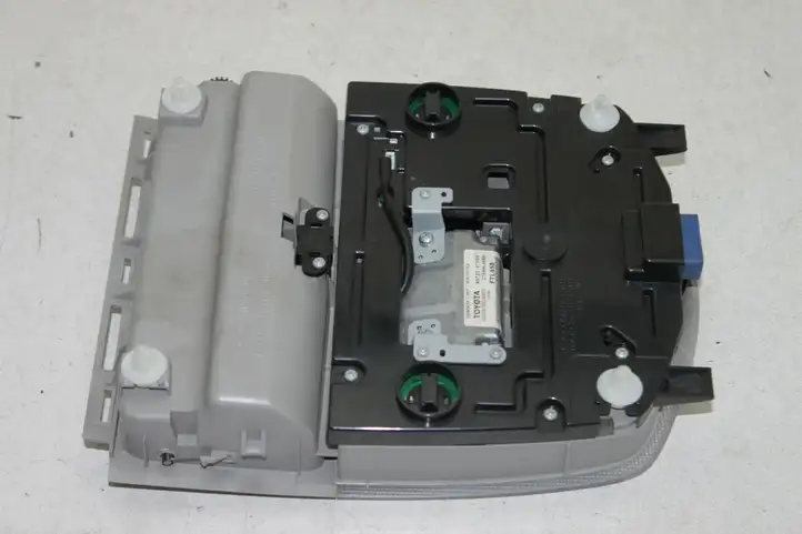 Toyota Prius (XW30) (2009 - 2015) 8973247030 Передняя подсветка — фото 3