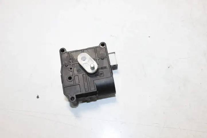 Toyota Avensis T250 (2006 - 2009) 1138002051 Двигатель задвижки потока воздуха — фото 2