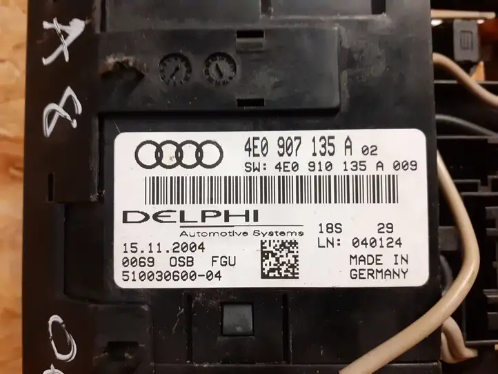 Audi A8 S8 D3 4E (2005 - 2007) 4E0907135A Передняя подсветка — фото 8