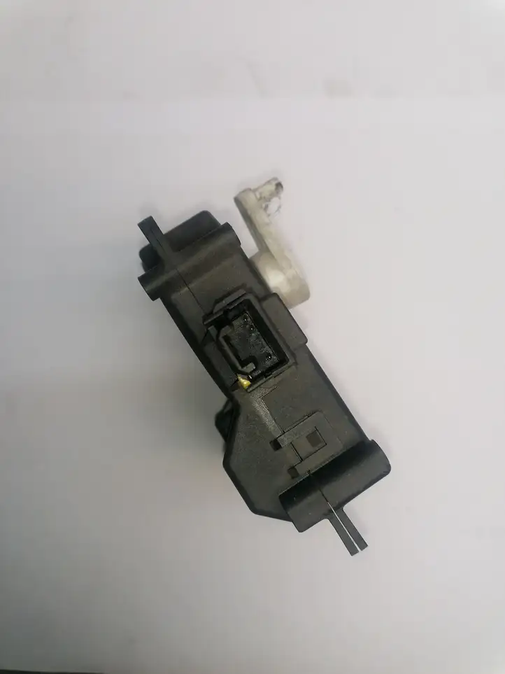 Mitsubishi Colt (2004 - 2008) AE0637008320 Двигатель задвижки потока воздуха — фото 3
