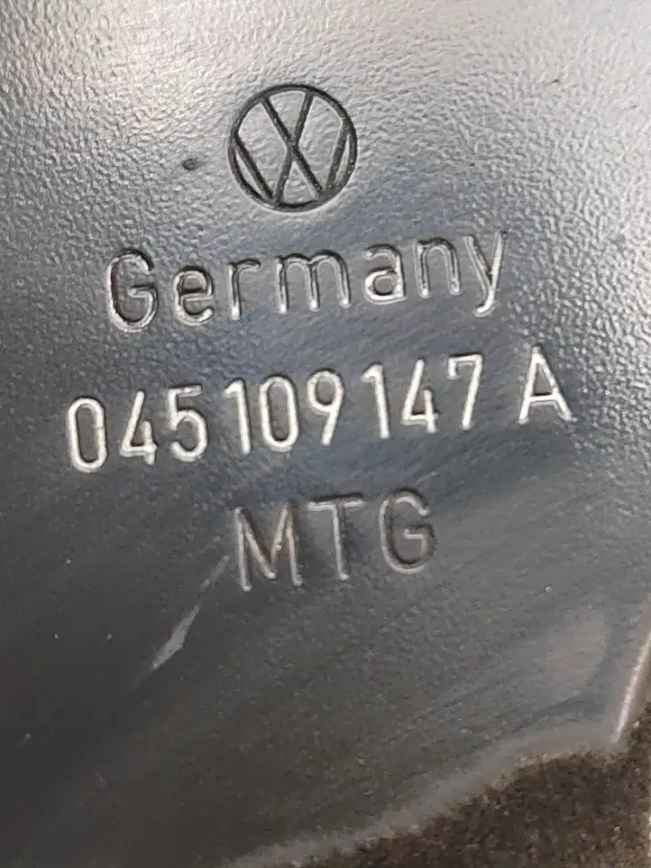 Volkswagen PASSAT B6 (2005 - 2010) 045109147A Защита ремня ГРМ — фото 3