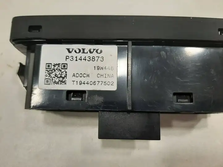 Volvo XC60 (2017 - ) 31443873 Кнопка закрытия крышки багажника — фото 3