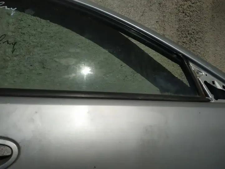 Chrysler Sebring (ST-22 - JR) (2000 - 2007) Накладка стекла передней двери — фото 3