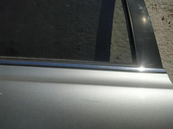 Toyota Avensis T250 (2006 - 2009) Накладка стекла задней двери — фото 2