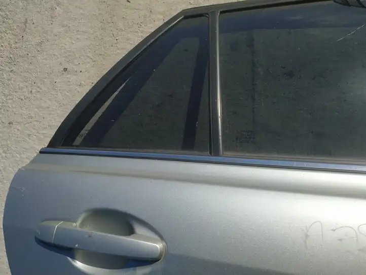 Toyota Avensis T250 (2006 - 2009) Накладка стекла задней двери — фото 3