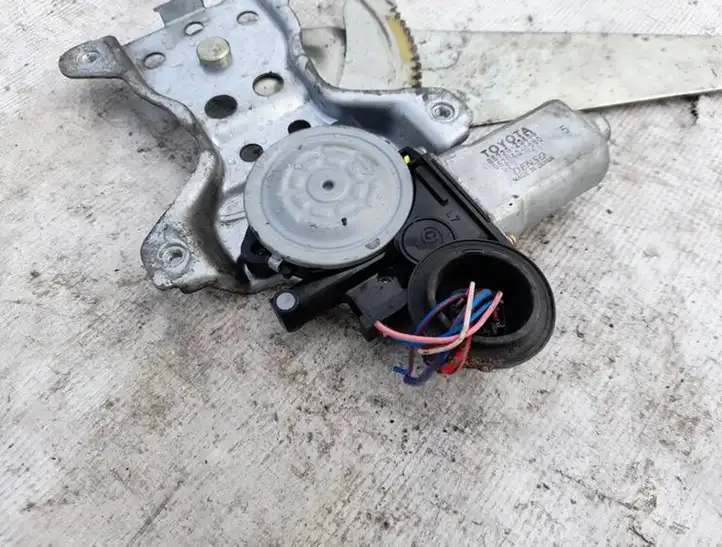 Toyota Corolla Verso E121 (2001 - 2004) 8572020400 Стеклоподъемник задней двери — фото 1