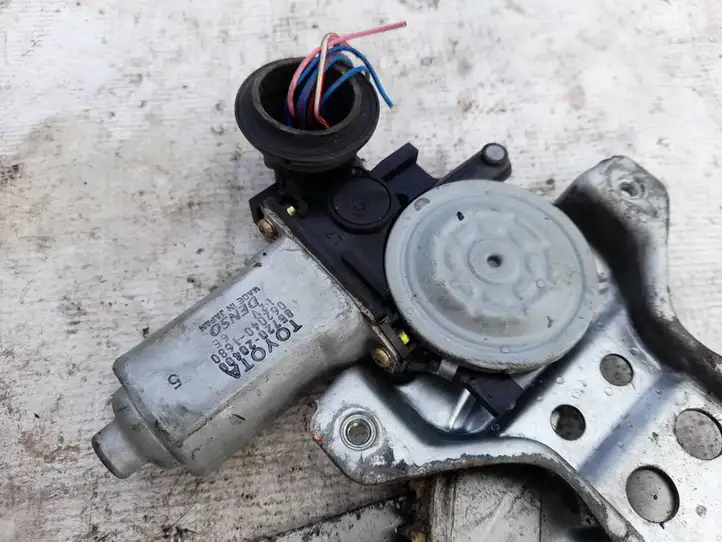 Toyota Corolla Verso E121 (2001 - 2004) 8572020400 Стеклоподъемник задней двери — фото 2