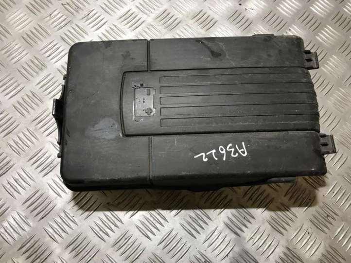 Volkswagen Golf Plus (2004 - 2008)  1k0915443a Крышка ящика аккумулятора
