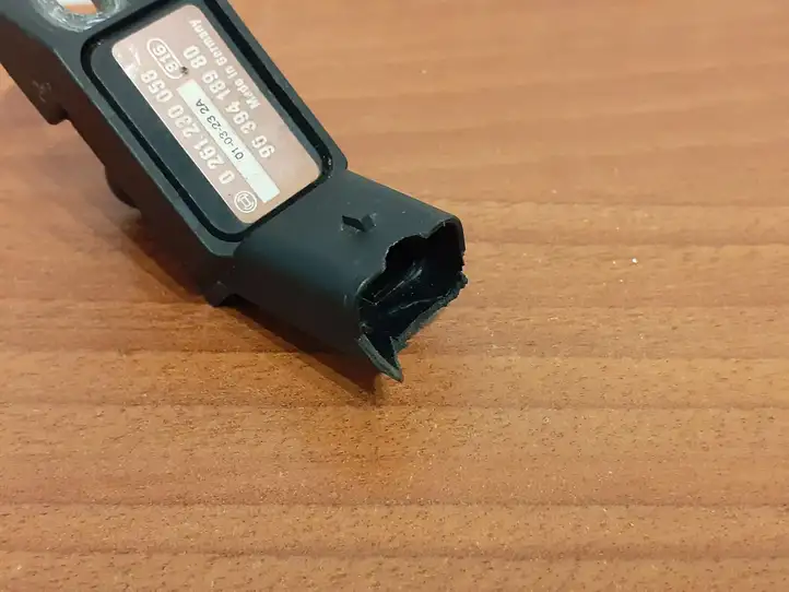 Peugeot 307 CC (2001 - 2005) 0261230058 Датчик давления воздуха впуска — фото 2