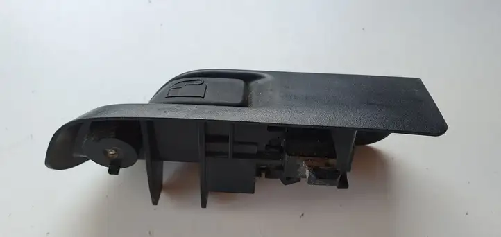 Toyota Prius+ (ZVW40) (2011 - 2018) Включатель открытия топливного бака — фото 7