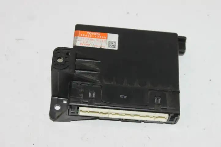 Toyota Prius (XW30) (2009 - 2015) 8865047060 Модуль управления кондиционером — фото 1