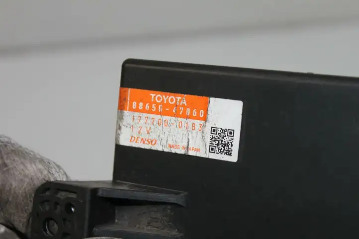 Toyota Prius (XW30) (2009 - 2015) 8865047060 Модуль управления кондиционером — фото 2