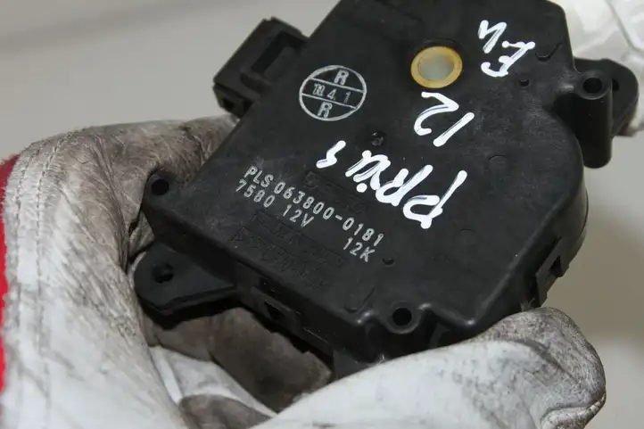 Toyota Prius (XW30) (2009 - 2015) 0638000181 Двигатель задвижки потока воздуха — фото 2