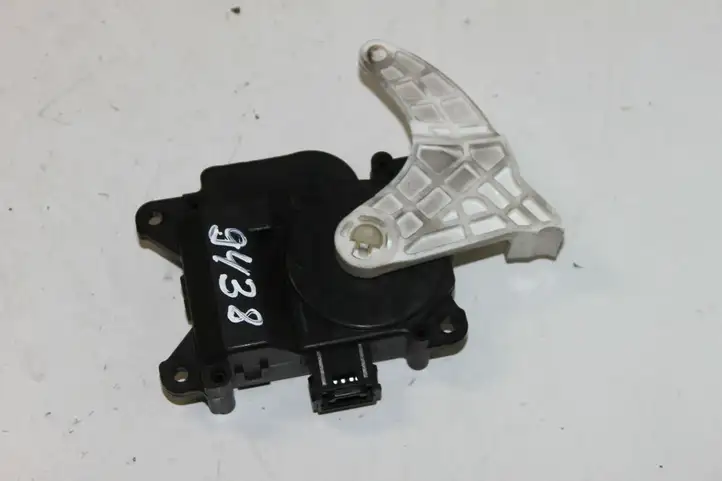 Toyota Prius (XW30) (2009 - 2015) 0638000181 Двигатель задвижки потока воздуха — фото 4
