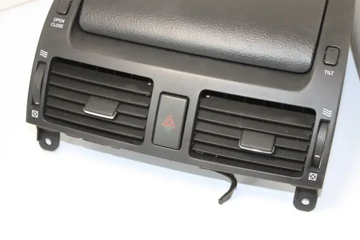 Toyota Avensis T250 (2006 - 2009) Центральный воздушный дефлектор — фото 4