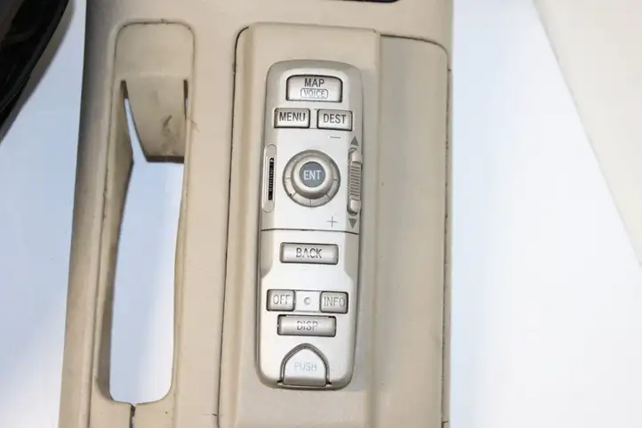 Toyota Avensis T250 (2006 - 2009) Центральный воздушный дефлектор — фото 5
