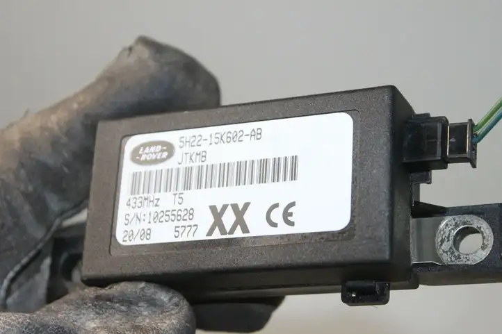 Land Rover Discovery 3 - LR3 (2004 - 2009) 5H2215K602AB Усилитель антенны — фото 2