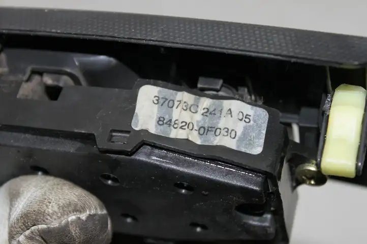 Toyota Corolla Verso E121 (2004 - 2007) 848200F030 Кнопка стеклоподъемников — фото 5