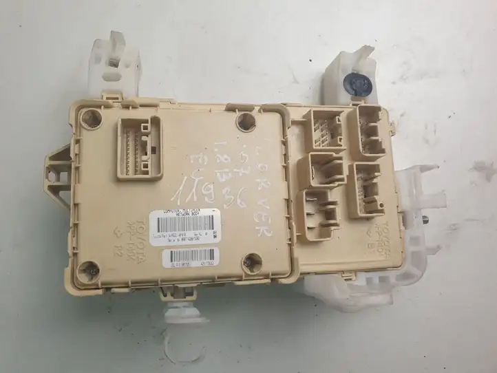Toyota Corolla Verso E121 (2004 - 2007) 892210F010 Блок предохранителей — фото 1