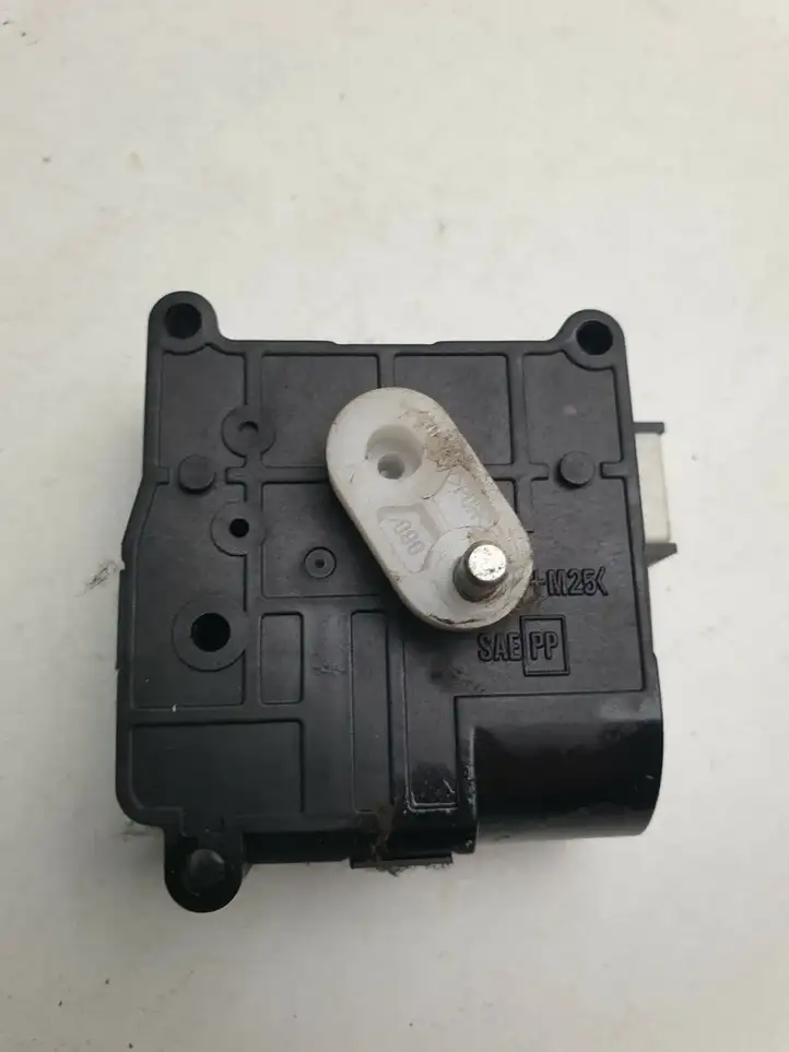 Toyota Corolla Verso E121 (2004 - 2007) 1138002051 Двигатель задвижки потока воздуха — фото 2