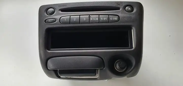 Toyota Yaris (1999 - 2003) Накладка центрального динамика — фото 1
