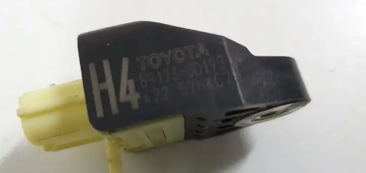 Toyota Yaris (2014 - 2019) Датчик удара SRS — фото 4