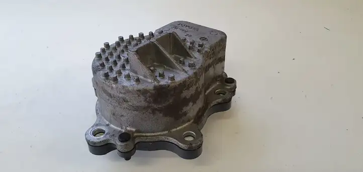 Toyota Yaris (2014 - 2019) Прочие детали моторного отсека — фото 3