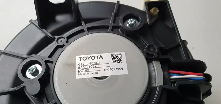 Toyota Yaris (2014 - 2019) электрический вентилятор батареи автомобиля — фото 10