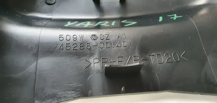 Toyota Yaris (2014 - 2019) Обшивка рулевой колонки — фото 2