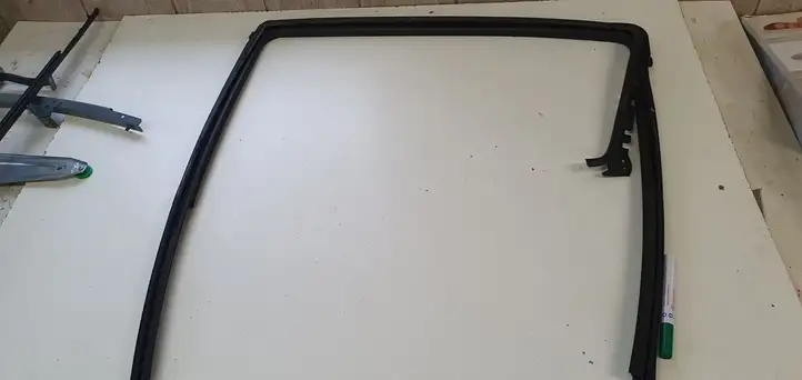 Toyota Yaris (2014 - 2019) Уплотнитель кузова — фото 1
