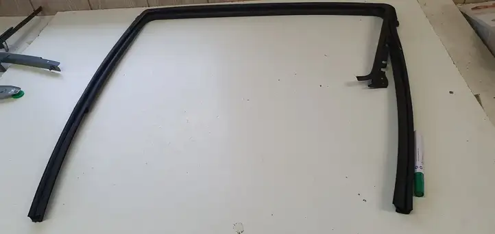 Toyota Yaris (2014 - 2019) Уплотнитель кузова — фото 3