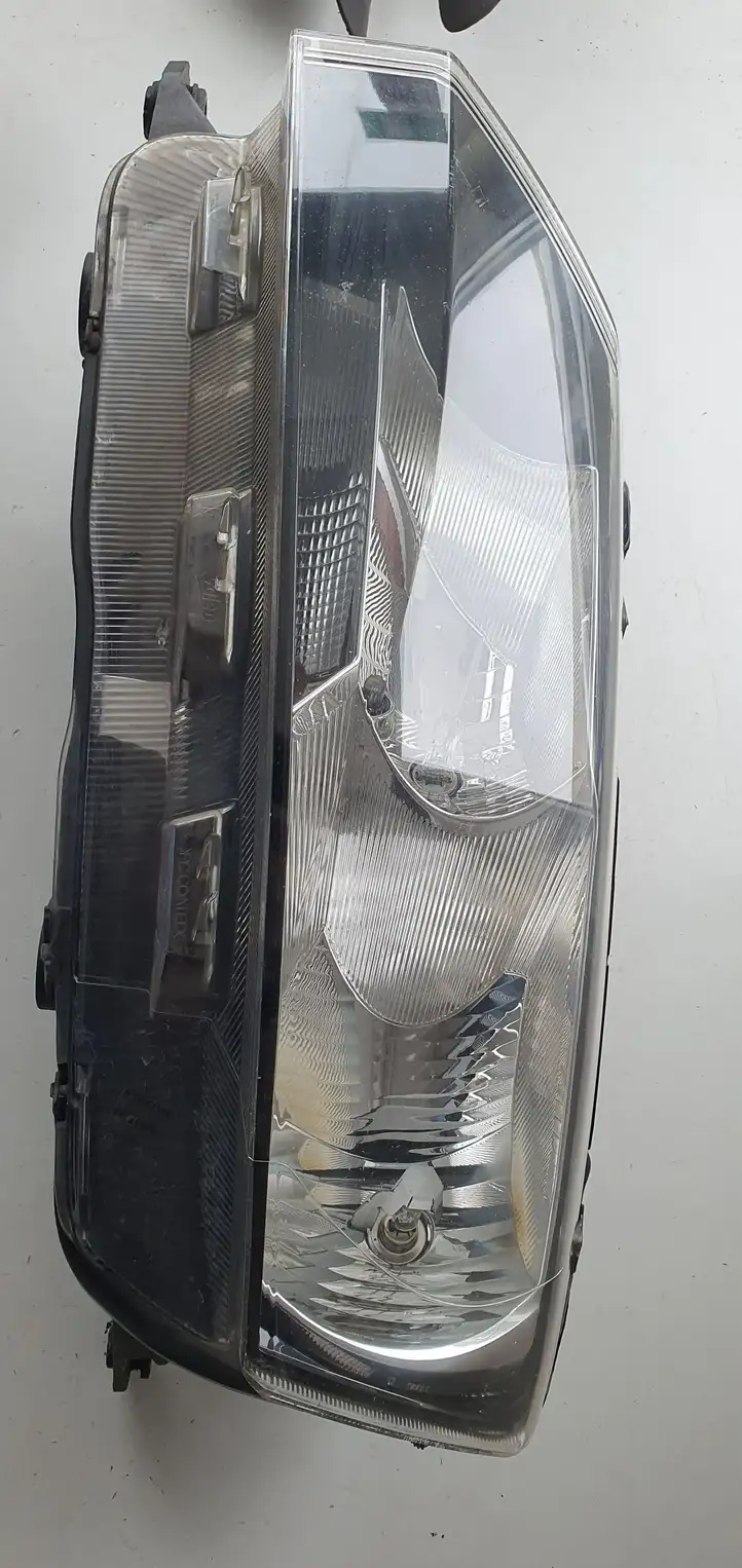 Skoda Rapid (NH) (2012 - 2019) Передняя фара — фото 5