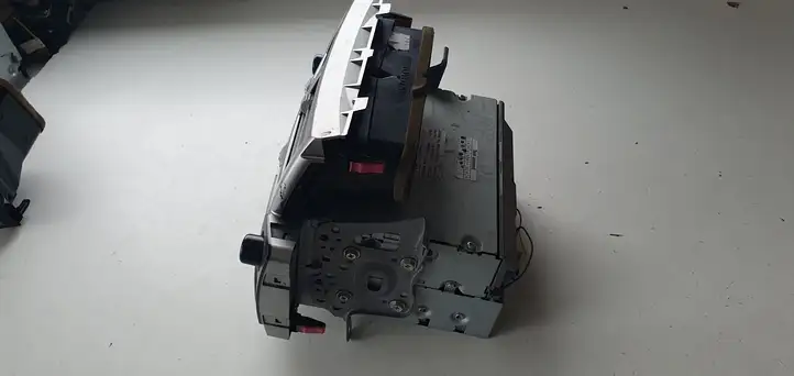 Toyota Yaris (2005 - 2009) Магнитола / мультимедийная система — фото 3