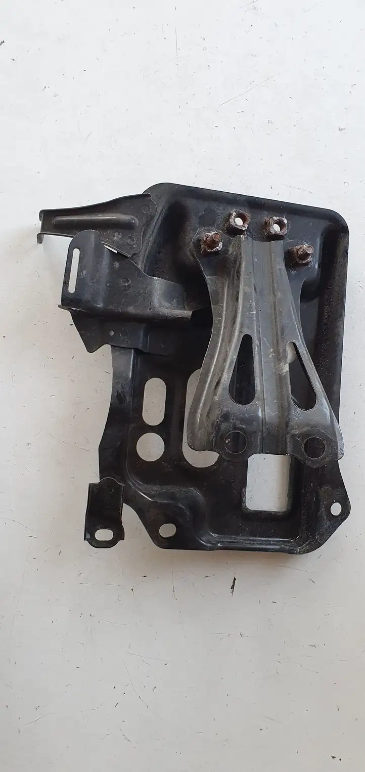 Toyota Auris E180 (2012 - 2018) Площадка аккумулятора — фото 2