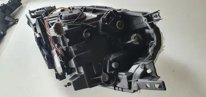 Nissan Leaf I (ZE0) (2010 - 2017) Передняя фара — фото 2