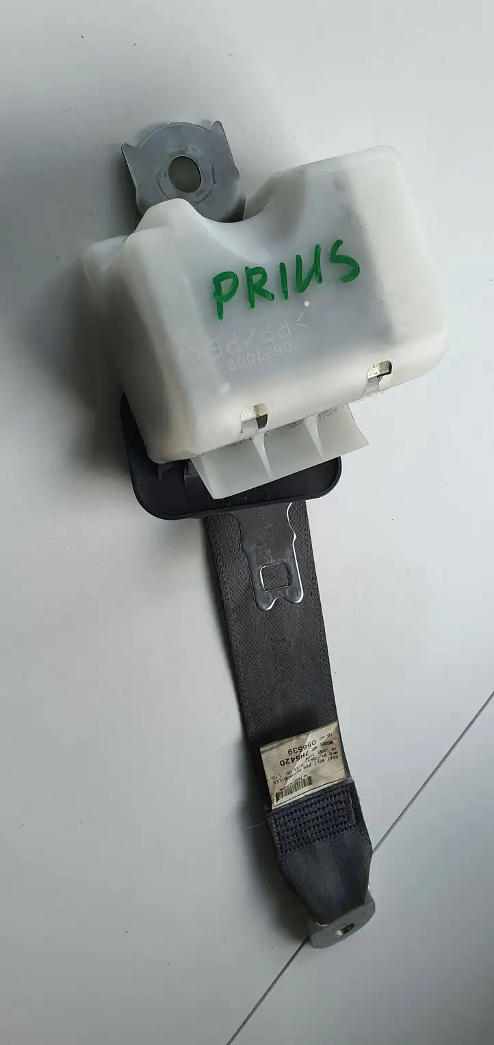 Toyota Prius (XW30) (2009 - 2015) Задний ремень безопасности — фото 1