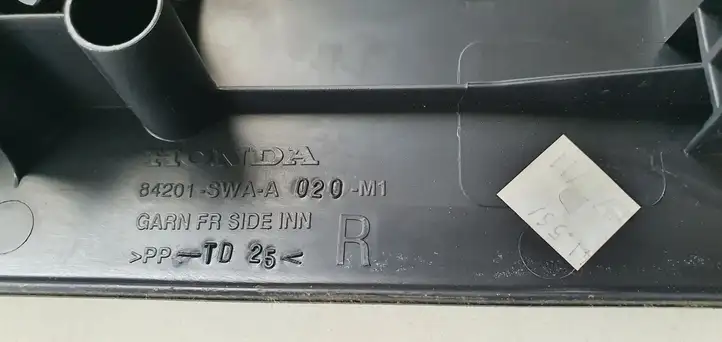 Honda CR-V (2009 - 2012) Внутренняя отделка переднего порога — фото 2
